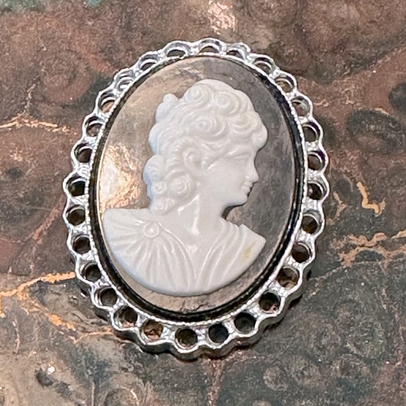 Vintage Black & White Cameo Brooch/Pendant Victorian Revival Shabby Chic - Picture 8 of 10